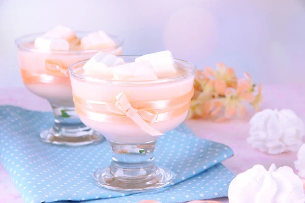 Sabroso yogur con malvaviscos, de cerca — Foto de Stock