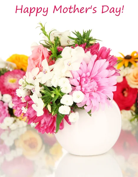 Mooi boeket van heldere bloemen in glazen vaas, geïsoleerd op wit — Stockfoto