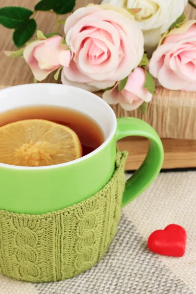 Kopp te med stickade sak på det på nära håll — Stockfoto
