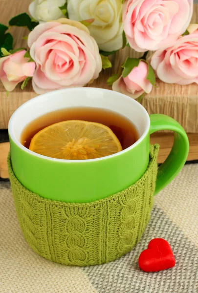 Csésze tea kötött dolog rajta közelről — Stock Fotó