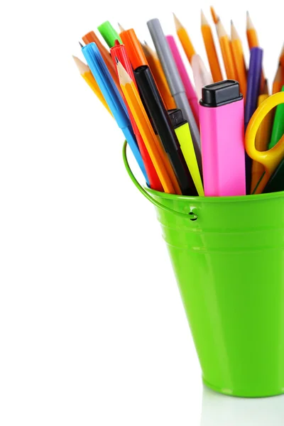 Színes ceruzák, és egyéb művészeti kellékek a vödör elszigetelt fehér — Stock Fotó
