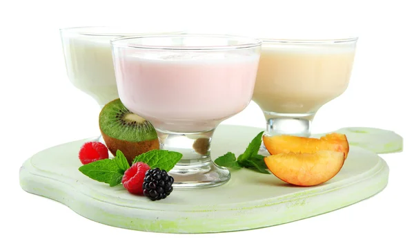 Delicioso yogur con frutas y bayas aisladas en blanco —  Fotos de Stock