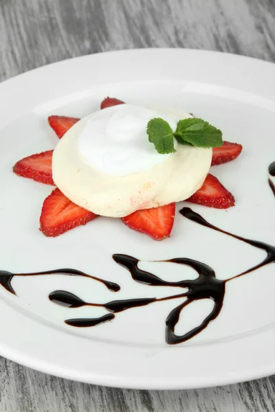 Leckerer Baiser-Kuchen mit Beeren auf Holztisch — Stockfoto