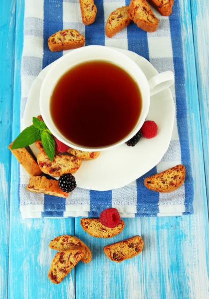 Cup of tea with cookies and berries on table close-up — Stock Photo, Image