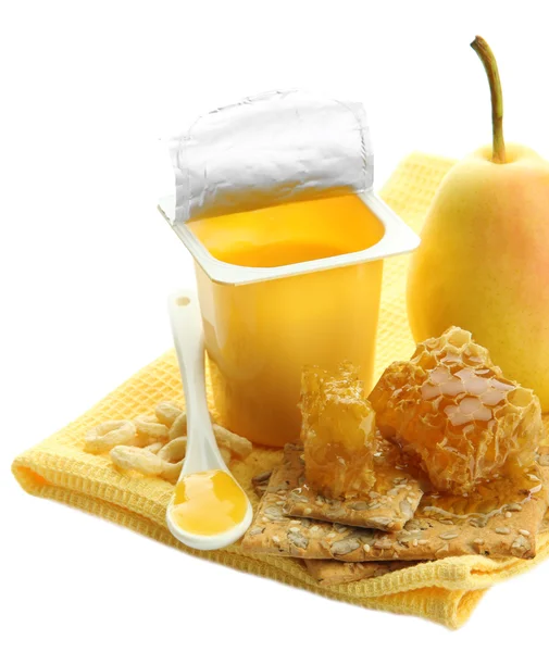 Smaskiga desserter i öppna plastkoppar och honung kammar, frukter, på Servett, isolerad på vit — Stockfoto