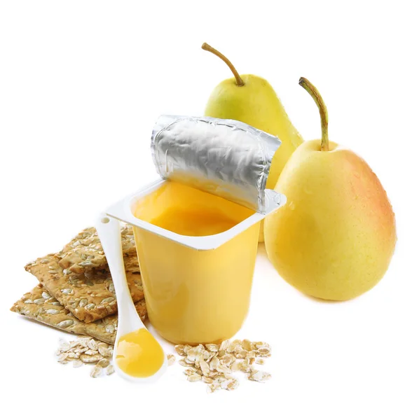 Läckra yoghurt i öppna plastmugg, kakor och frukt, isolerad på vit — Stockfoto