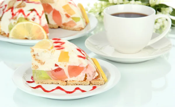 Délicieux gâteau à la gelée isolé sur blanc — Photo