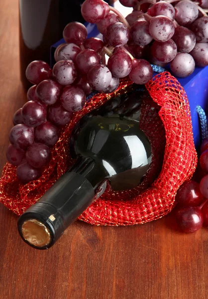 Gift box with wine on wooden table close-up — Stock Photo, Image