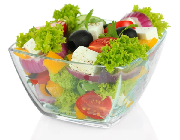 Греческий салат на тарелке изолирован на белом — стоковое фото