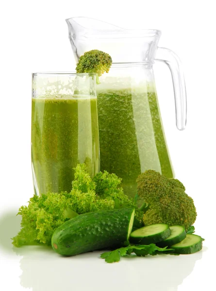 玻璃和绿色蔬菜汁和蔬菜上白色隔离的水罐 — 图库照片