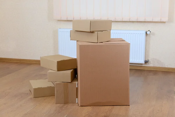 Habitación vacía con pila de cajas de cartón: concepto de casa móvil — Foto de Stock