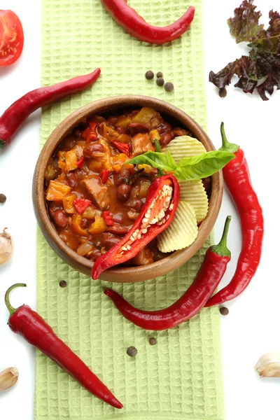 Chili Corn Carne - comida mexicana tradicional, em tigela de madeira, em guardanapo, isolado em branco — Fotografia de Stock