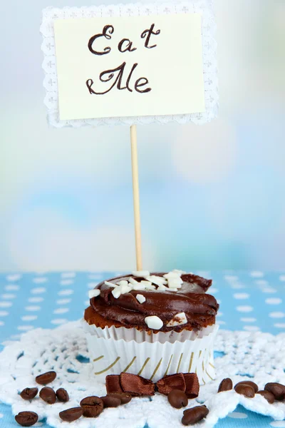 Sabroso cupcake con regalos de cerca — Foto de Stock