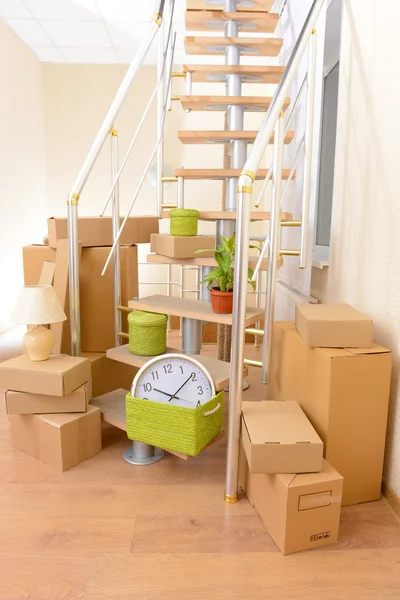 Pilha de caixas perto de escadas: conceito de casa em movimento — Fotografia de Stock