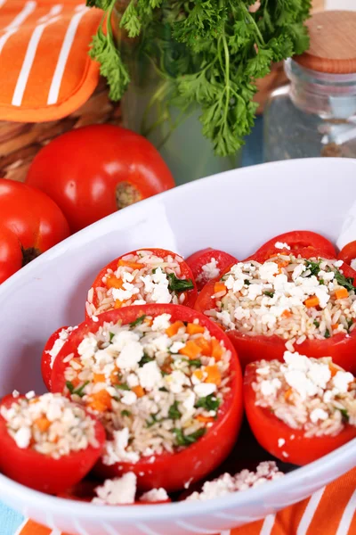 Tomates rellenos en tazón sobre mesa de madera de cerca — Foto de Stock