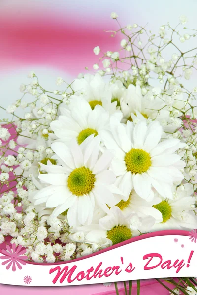 Bellissimi fiori sul tavolo su sfondo luminoso — Foto Stock