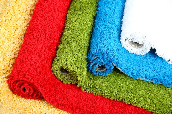 Muchas alfombras de diferentes colores de cerca — Foto de Stock