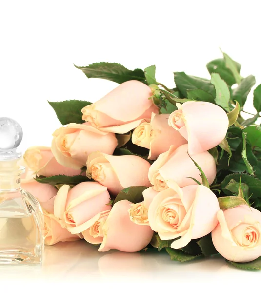 Hermoso ramo de rosas y perfume, aislado en blanco — Foto de Stock