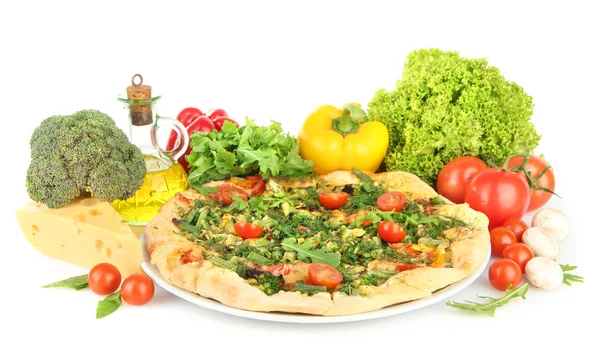 Lezzetli vejetaryen pizza ve sebzeler, üzerinde beyaz izole — Stok fotoğraf