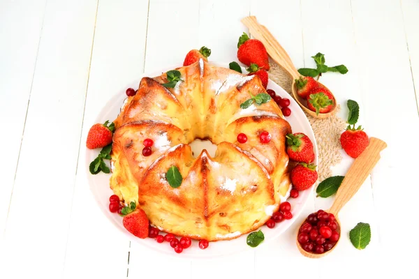 Вкусный домашний торт с ягодами, на белом деревянном столе — стоковое фото