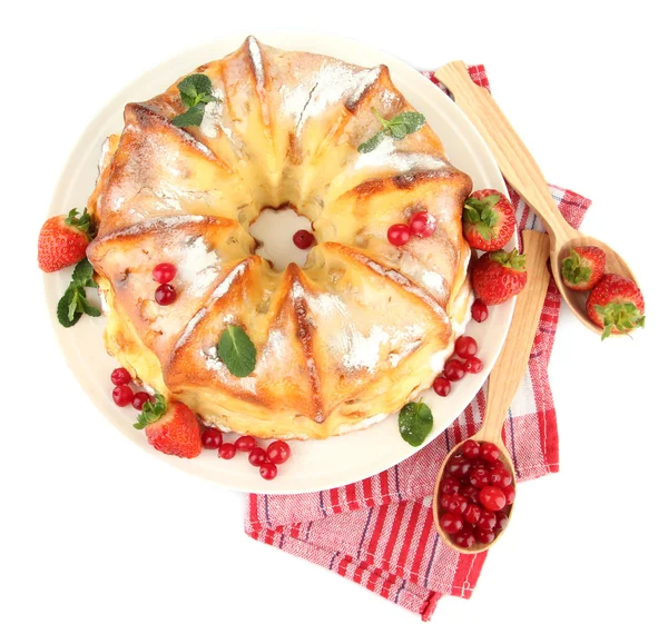 Smaczne domowe ciasto z jagodami i miętą, izolowane na białym — Zdjęcie stockowe