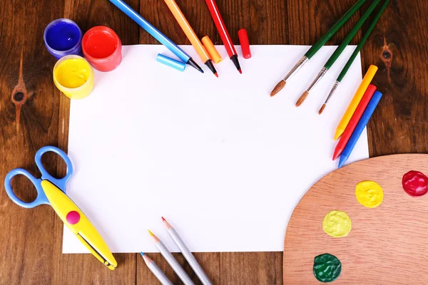 Komposition verschiedener kreativer Werkzeuge auf dem Tisch in Nahaufnahme — Stockfoto