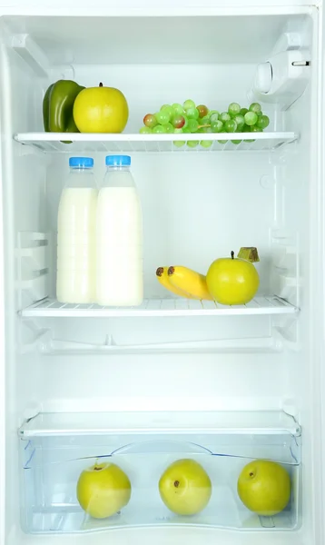 Botellas de leche, verduras y frutas en nevera abierta. concepto de dieta de pérdida de peso . —  Fotos de Stock
