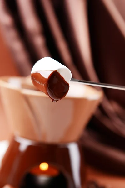 Fondue de chocolate com doces de marshmallow, em fundo marrom — Fotografia de Stock