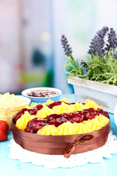 Smakelijke fruitige zelfgemaakte taart met bessen, op tafel — Stockfoto