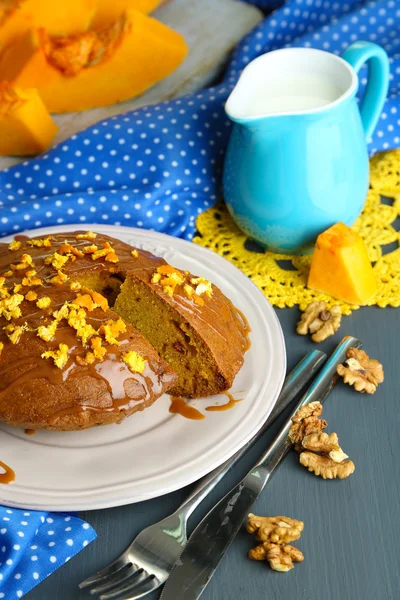 Delicioso pastel de calabaza en el plato en la mesa de madera de cerca — Foto de Stock