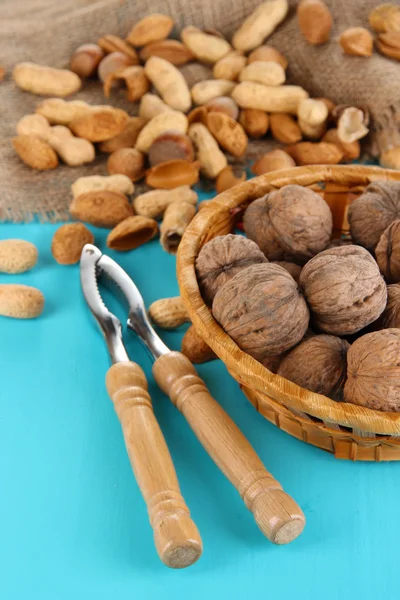 Щелкунчик с орехами на деревянном столе крупным планом — стоковое фото
