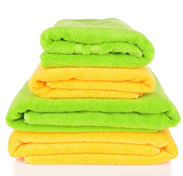 Jasne ręczniki na białym tle — Zdjęcie stockowe