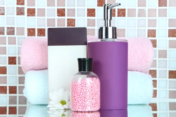 Cosmétiques et accessoires de bain sur fond de carreaux de mosaïque — Photo