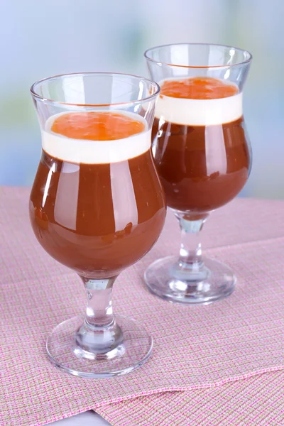 Dessert of chocolate and persimmon on table on light background — Stock Photo, Image