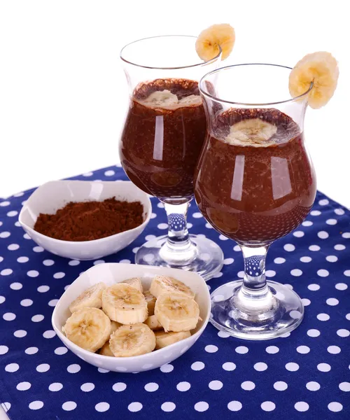 Koktejl s banánem a čokoládou na stole na bílém pozadí — Stock fotografie