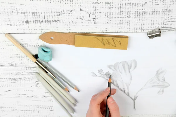 Hand zeichnet eine Skizze mit professionellen Kunstmaterialien, auf Holztisch — Stockfoto