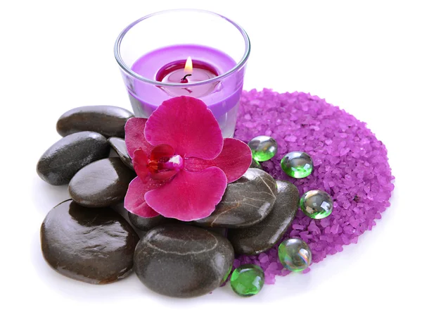 Prachtige kleurrijke kaarsen en orchideebloem, geïsoleerd op wit — Stockfoto
