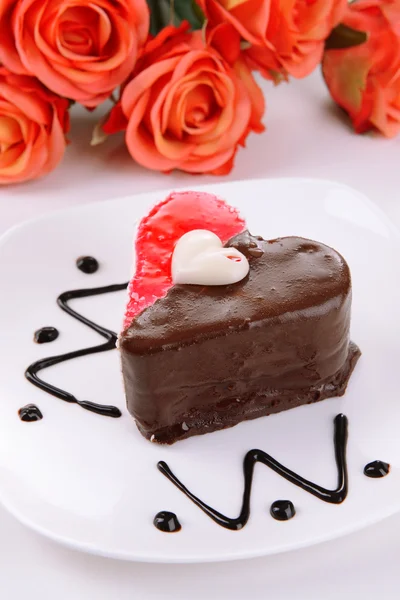 Sweet cake with chocolate on plate close-up — Stock Photo, Image