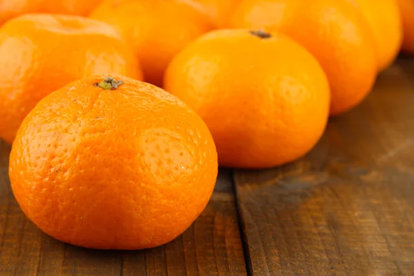 Rijpe mandarijnen op houten ondergrond — Stockfoto