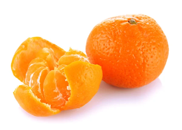 Tangerinas maduras isoladas sobre branco — Fotografia de Stock