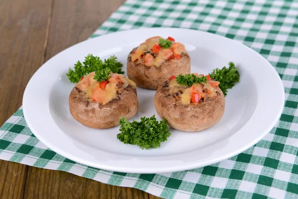 Las setas rellenas en el plato a la mesa el primer plano —  Fotos de Stock