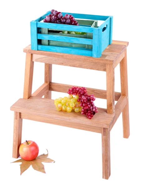 Caja de madera con frutas, en una pequeña escalera de madera, aislada en blanco —  Fotos de Stock