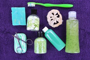 Hijyen ekipmanları, renkli arka plan üzerinde