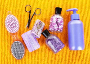 Hijyen ekipmanları, renkli arka plan üzerinde