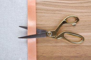 makas ve renk kumaş ahşap zemin üzerinde