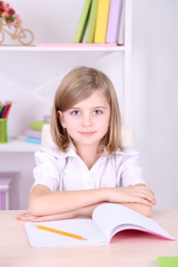 küçük kız, resepsiyon odasında oturmak