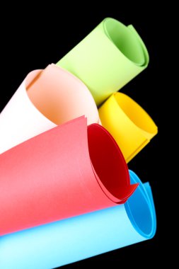 siyah arka plan üzerinde renkli sanat kağıt