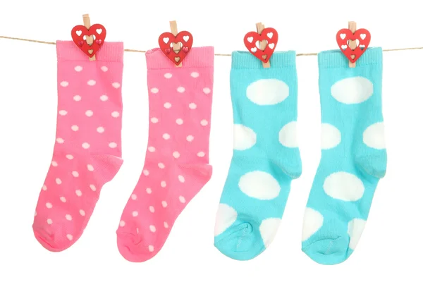 Ponožky zavěšené na šňůře izolované na bílém — Stock fotografie