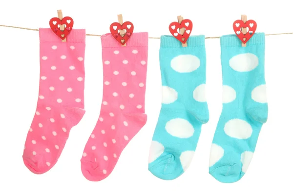 Socken hängen an der Wäscheleine isoliert auf weiß — Stockfoto