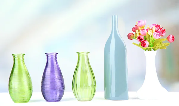 Различные декоративные вазы на полке на светлом фоне — стоковое фото